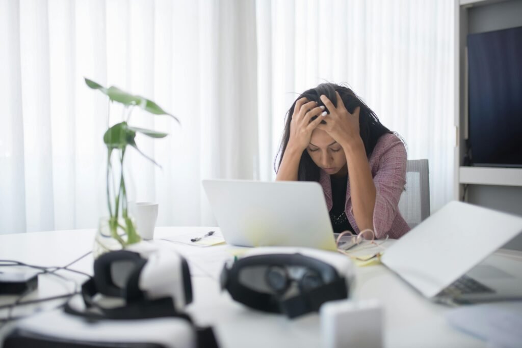 chica estresada por trabajo